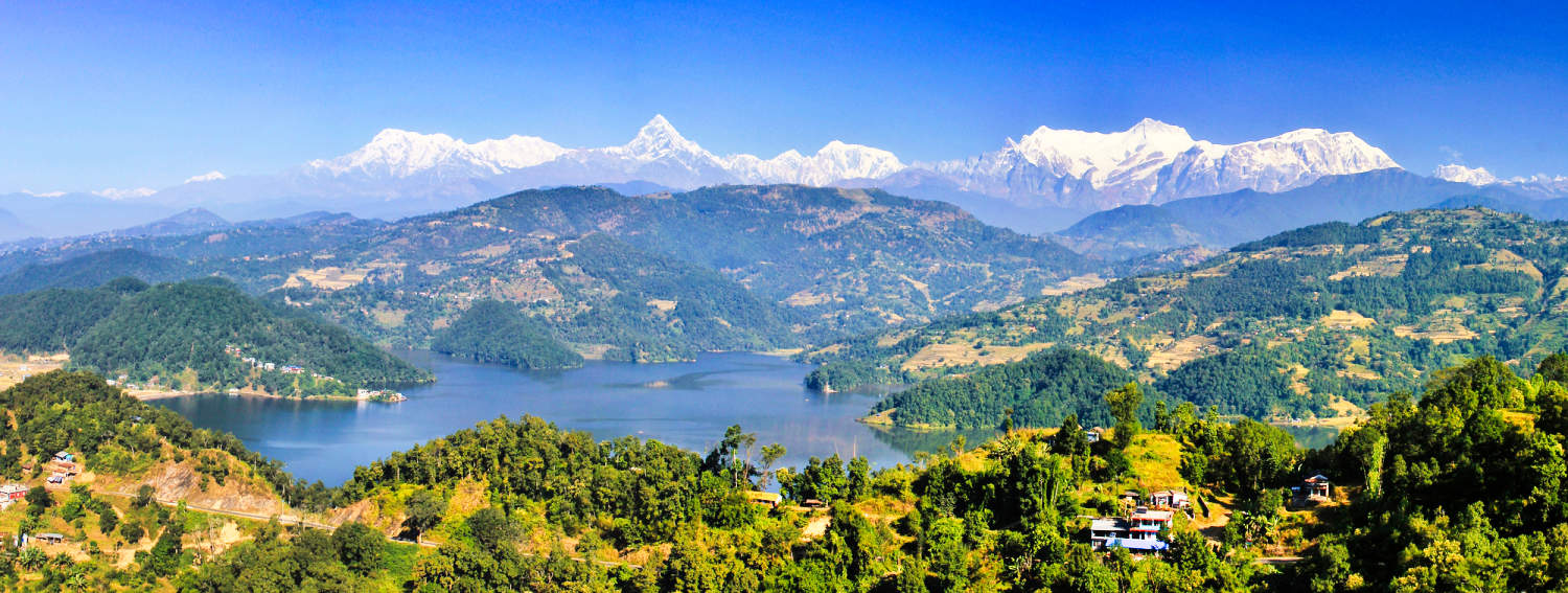 Blick auf Pokhara-Stadt, Fewa See und Himalaya-Gebirge in Nepal